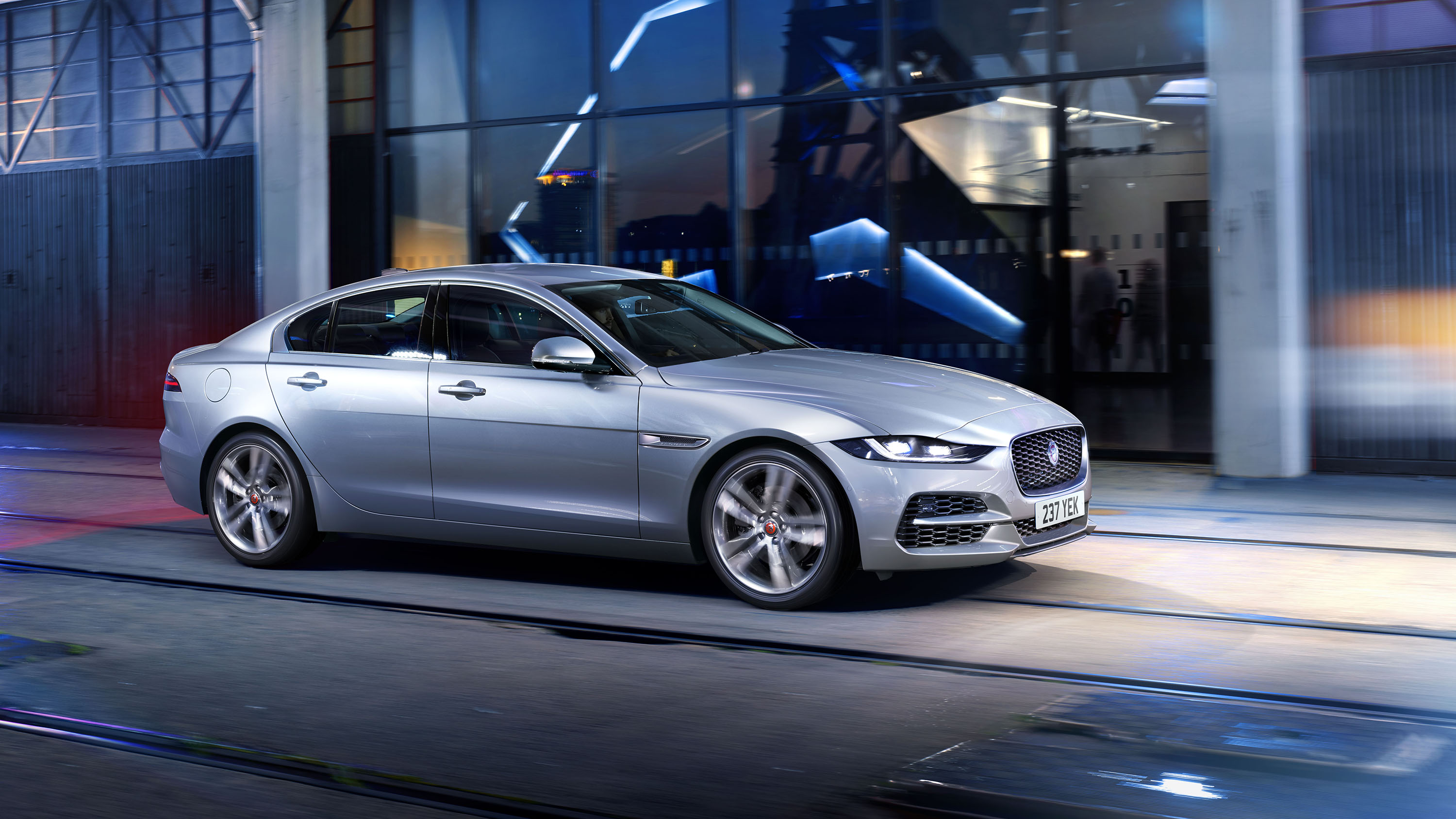 jag_xe_21my_exterior_061020_028_glhd.jpg