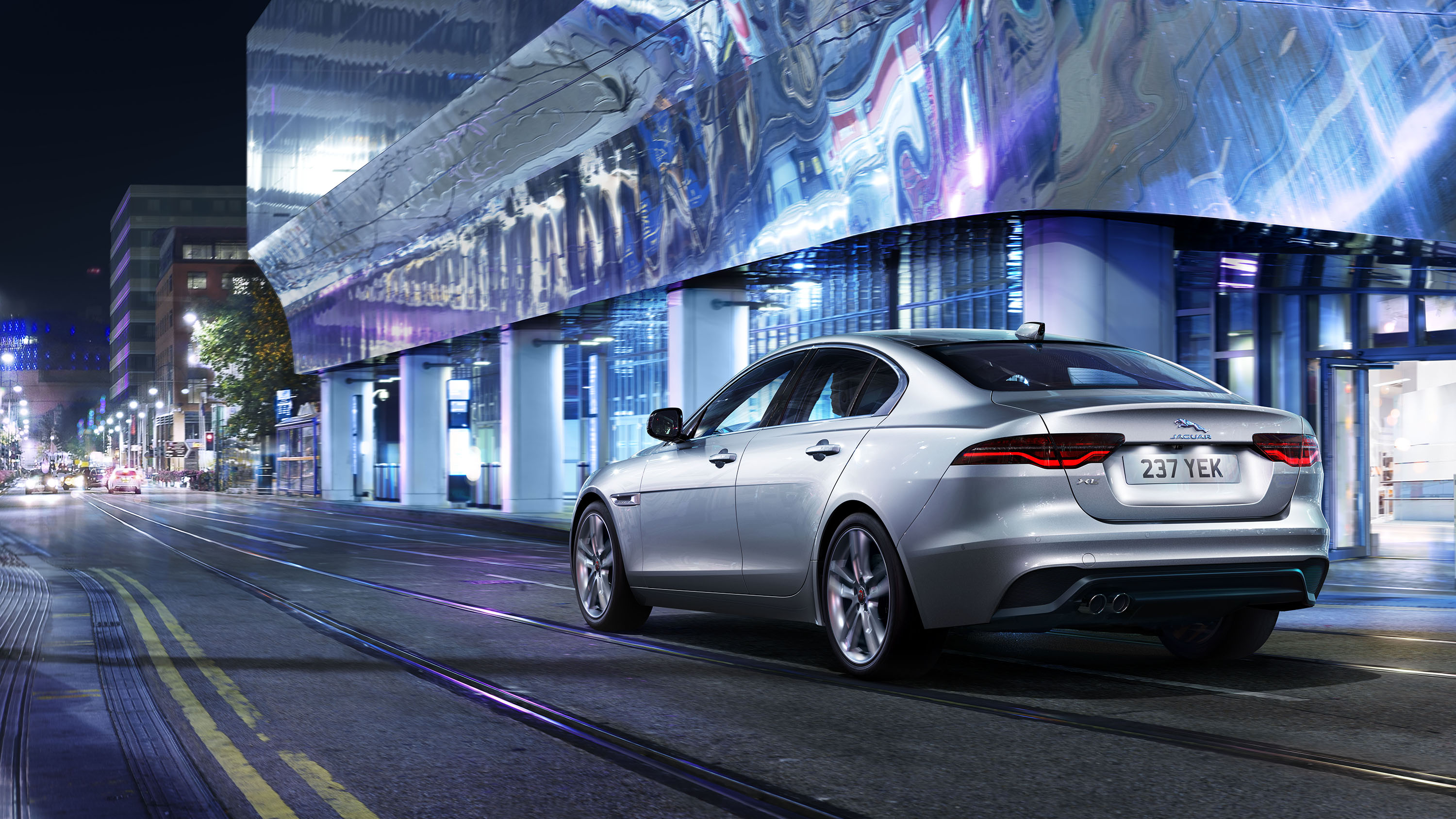 jag_xe_21my_exterior_061020_029_glhd.jpg