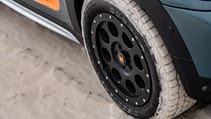 p90405010_highres_mini-cooper-s-countr.jpg