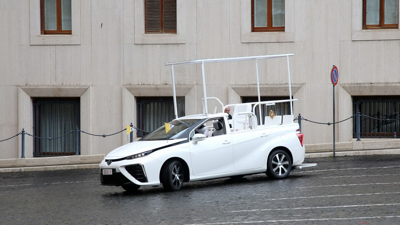 It s a Mirai cle the Pope has a hydrogen Toyota Top Gear