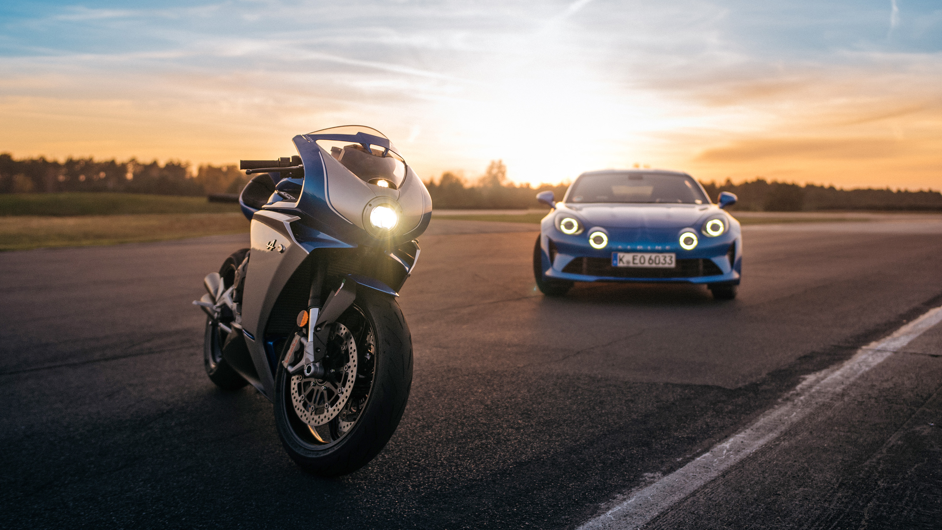 mv_agusta_teams_up_with_motorsport_legend_alpine_for_superveloce_limited_edition_inspired_by_the_alpine_a110_101220_17h15_6.jpg
