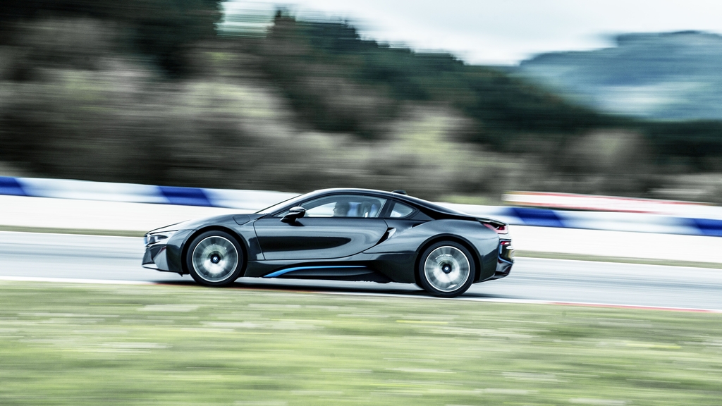 Tesla model s vs bmw i8 discount