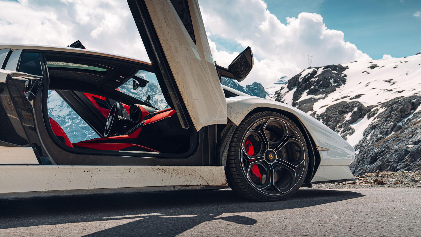 Lamborghini Countach vs Stelvio