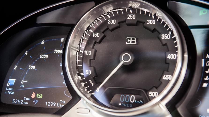 Target 300mph: Bugatti Chiron vs Hennessey Venom F5  Top Gear