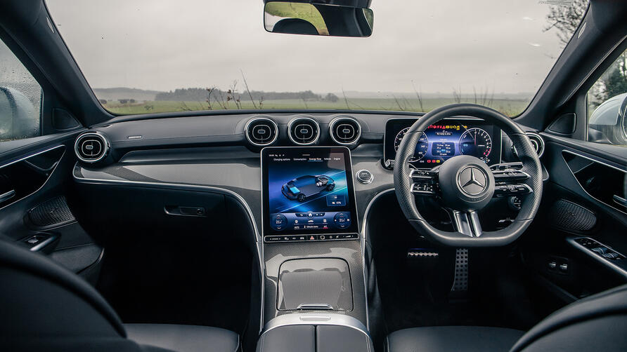 Mercedes C300e vs BMW 330e