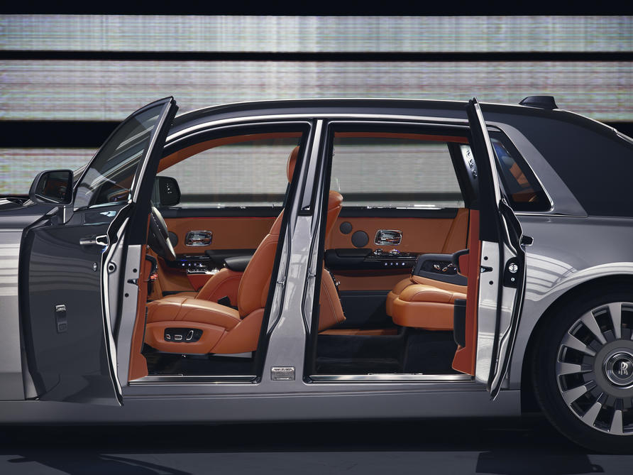 Rolls-Royce Phantom profile shot